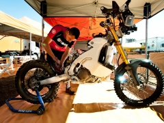 MecÃ¢nico trabalha na moto do piloto francÃªs David Casteau em preparaÃ§Ã£o antes do  Rally dos SertÃµes 2011, que comeÃ§ou no dia 09 de Agosto em GoiÃ¢nia (GO) e termina no dia 20 de Agosto em Fortaleza (CE). O Rally dos SertÃµes Ã© a maior prova de rally brasileira e o rally mais extenso que acontece dentro do mesmo paÃ­s. GoiÃ¢nia/GO, Brasil - 09/08/2011. Foto: Ricardo Leizer / Fotoarena